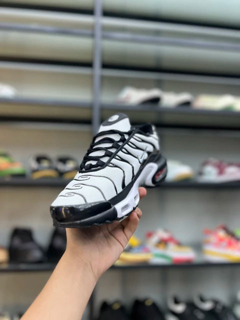 NIKE AIR MAX PLUS TN - "OREO"