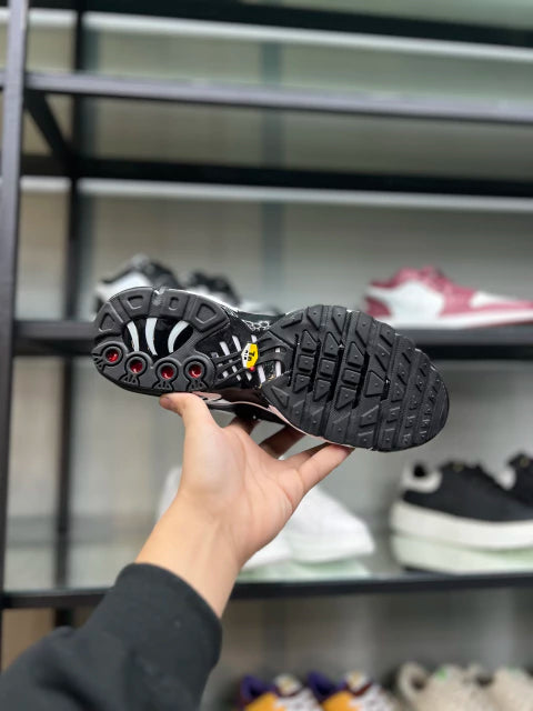 NIKE AIR MAX PLUS TN - PTO BCO VERMELHO