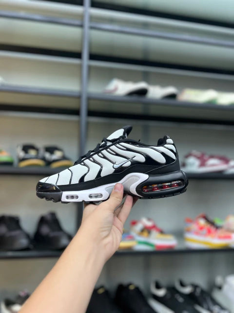 NIKE AIR MAX PLUS TN - "OREO"