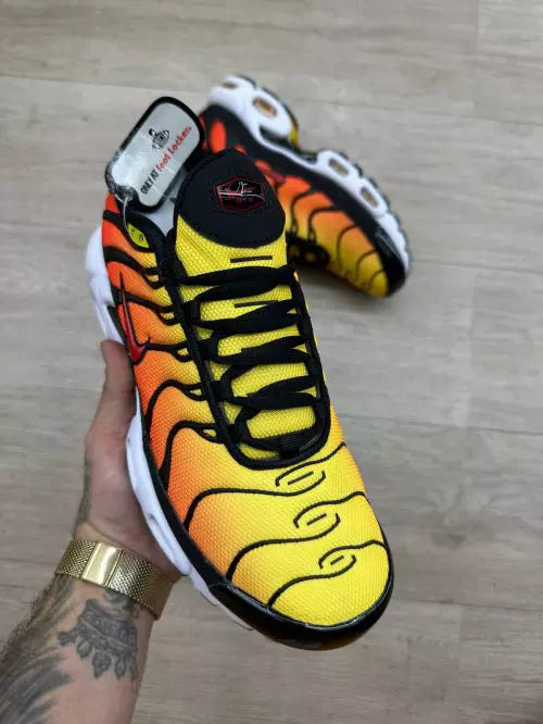NIKE AIR MAX PLUS TN - LARANJA FOGO