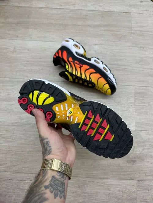 NIKE AIR MAX PLUS TN - LARANJA FOGO