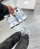 NEW BALANCE 9060 Prem. - CINZA CLARO