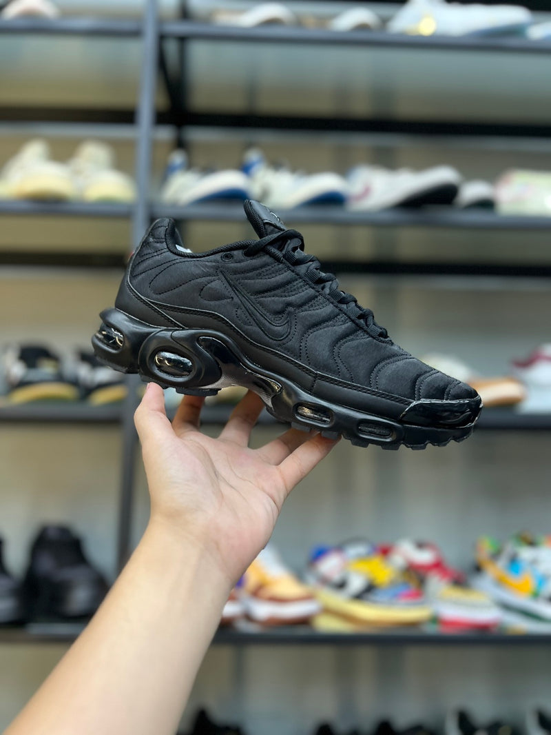 NIKE AIR MAX PLUS TN - ALL BLACK 2