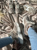 NEW BALANCE 9060 Prem. - BEGE ESCURO