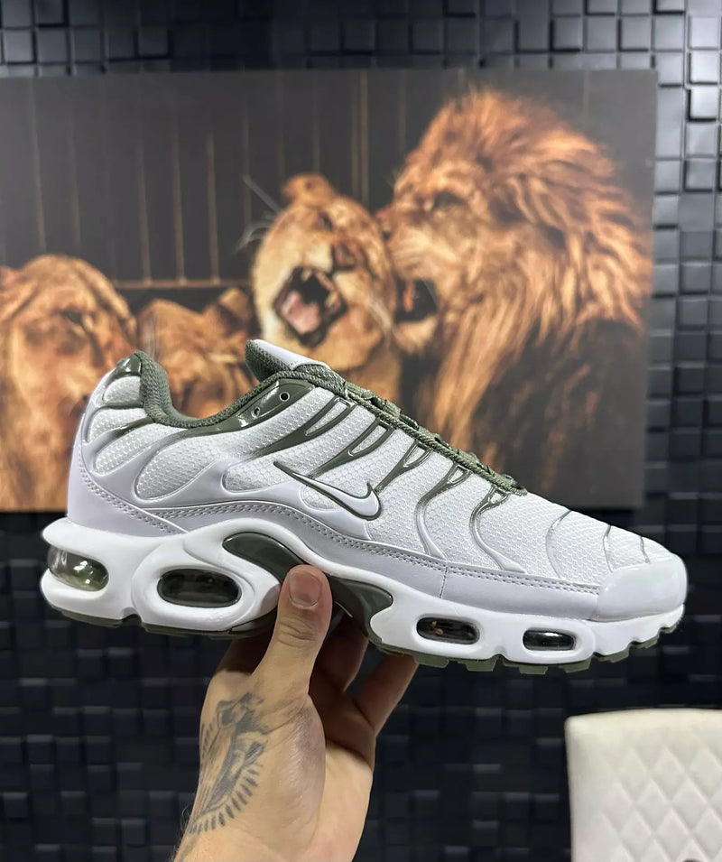NIKE AIR MAX PLUS TN - BCO VERDE MILITAR