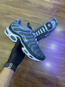 NIKE AIR MAX PLUS TN - CINZA BRANCO
